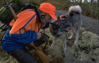 Jägare klappar hund