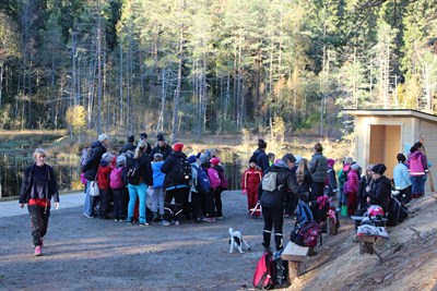 Badtjärn invigning barn på håll